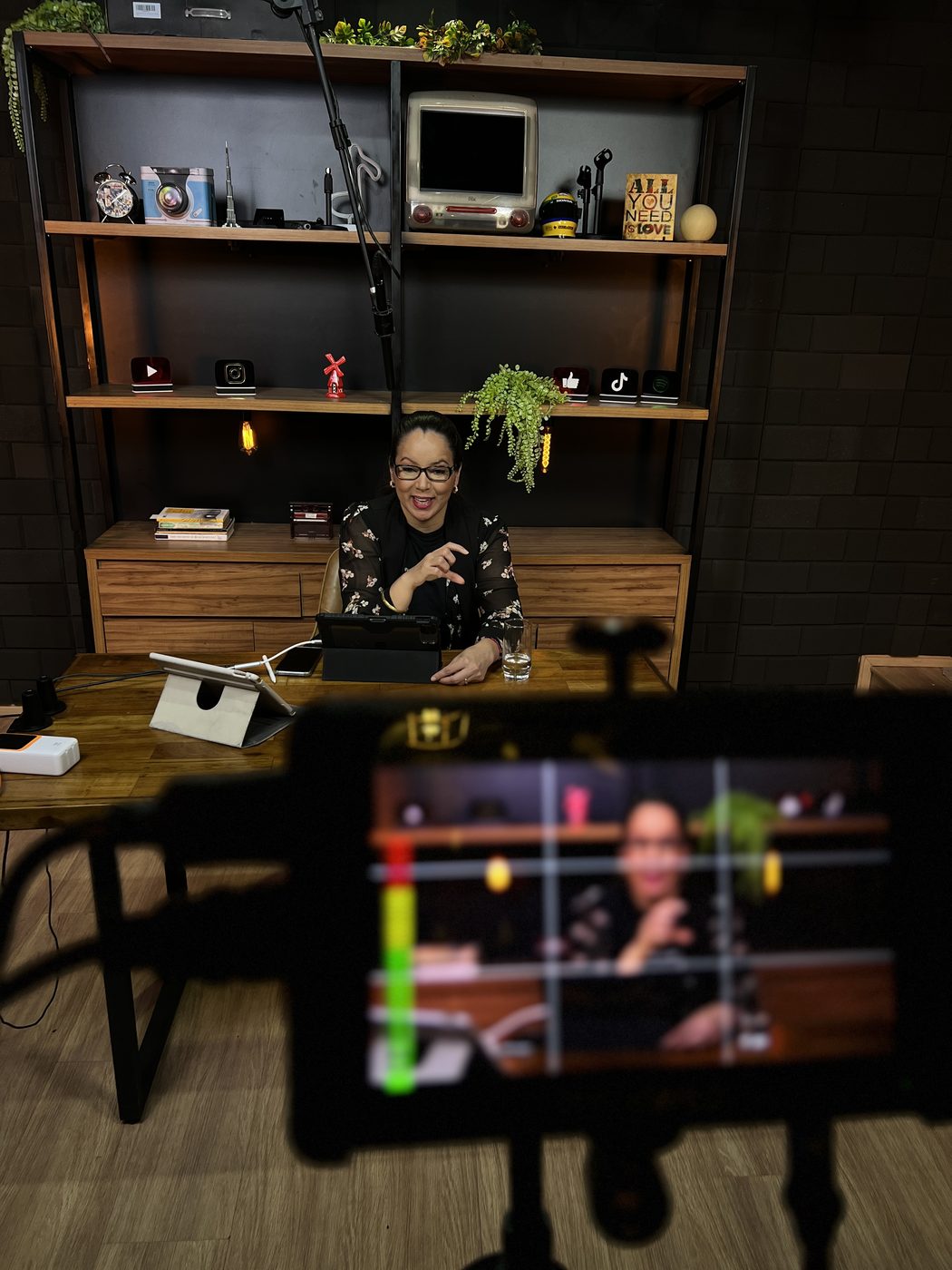 Cenário editorial pronto para gravação de curso em Brasília