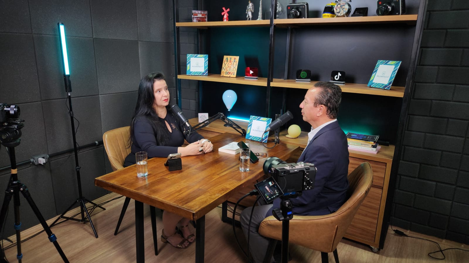 Cenário lounge com iluminação cênica