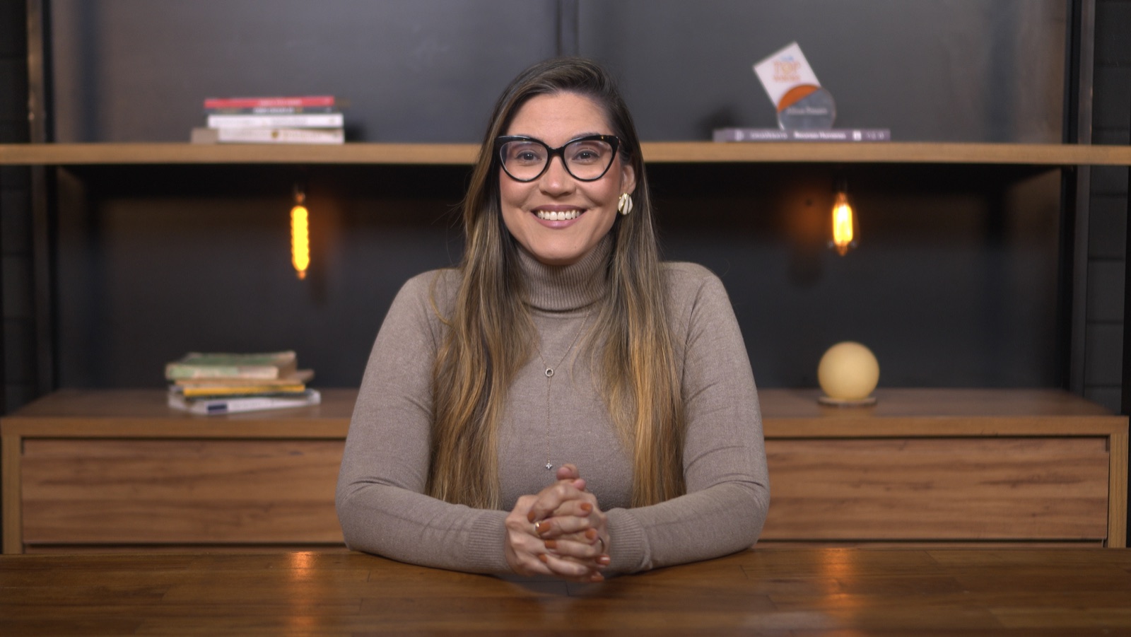 Especialista gravando vídeo no cenário do Estúdio Hertz