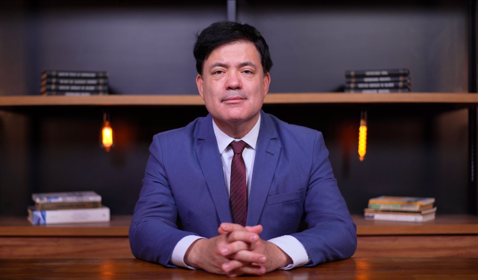 Executivo durante gravação de vídeo corporativo