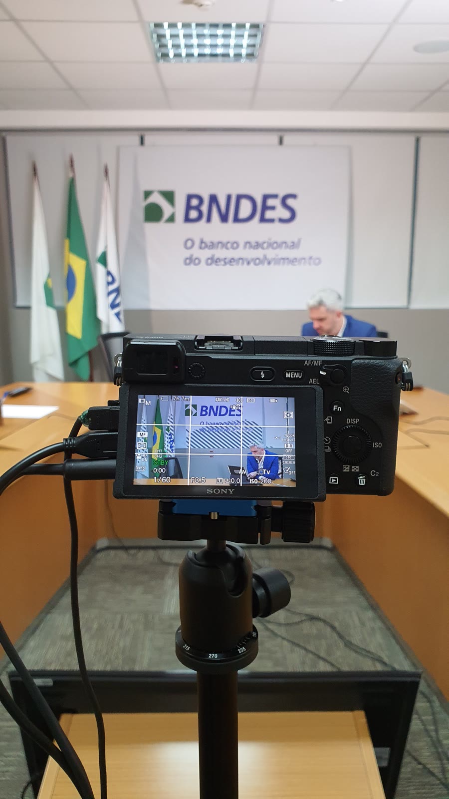 Câmera preparada para gravação em ambiente do BNDES