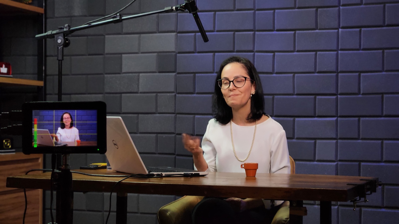 Bastidores de gravação com câmera, monitor e microfone