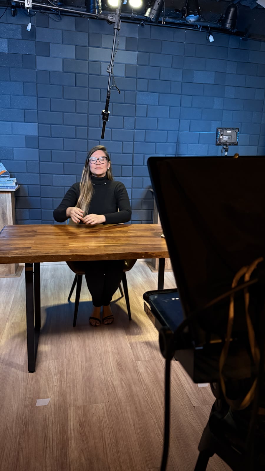 Preparação de gravação com teleprompter no Estúdio Hertz