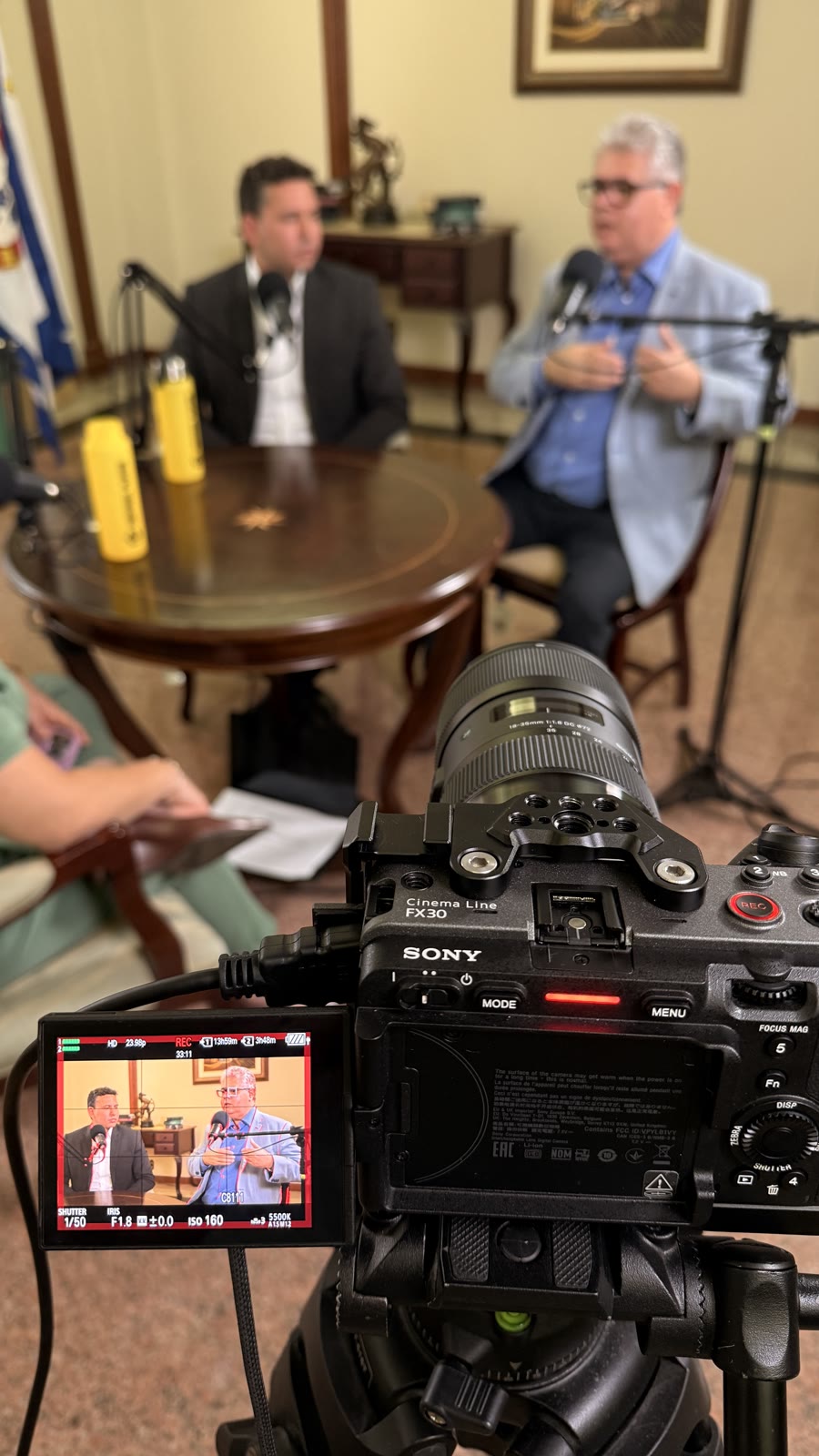 Câmera profissional em captação externa de entrevista