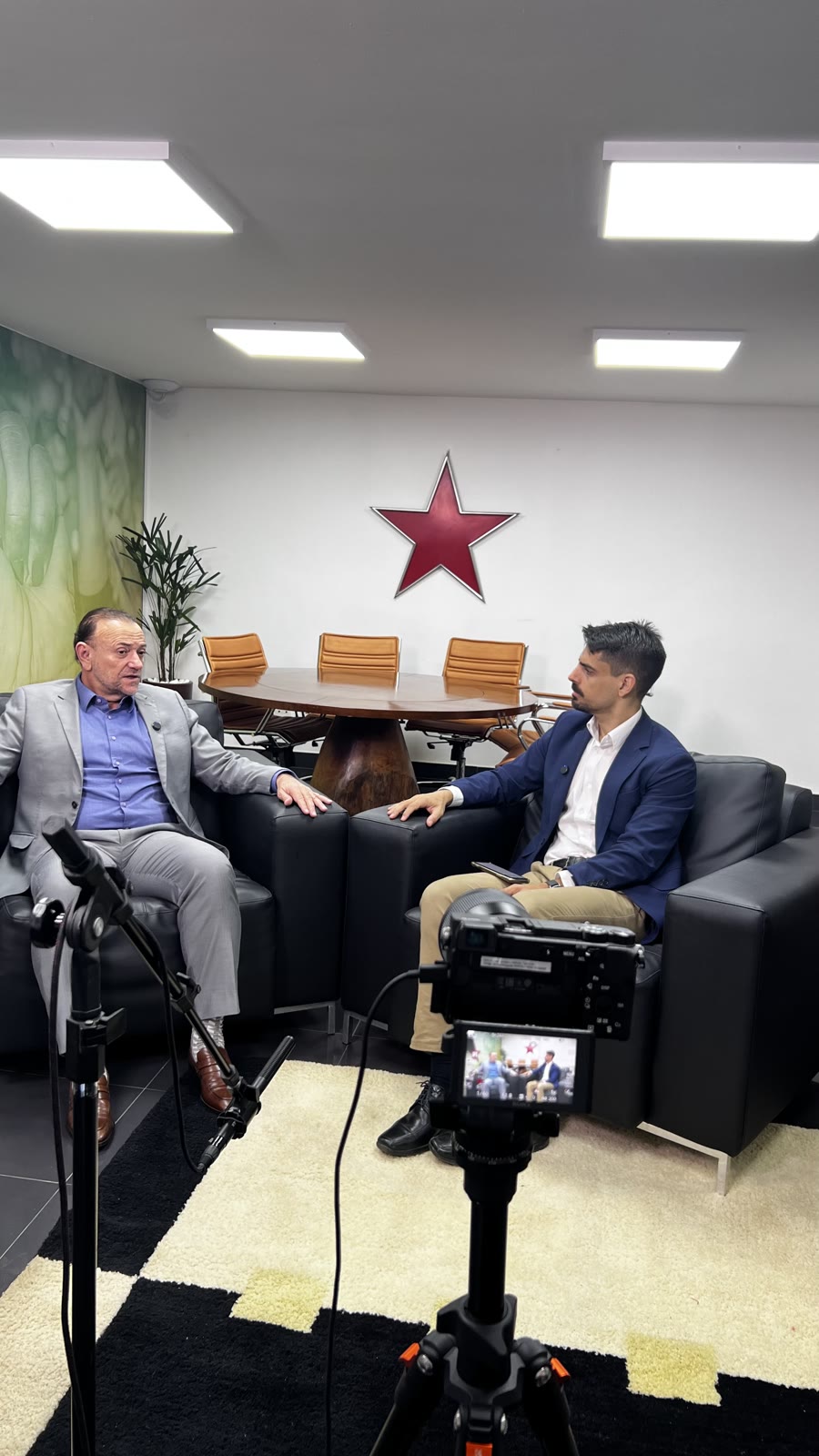 Entrevista corporativa com duas pessoas e estrutura de câmeras